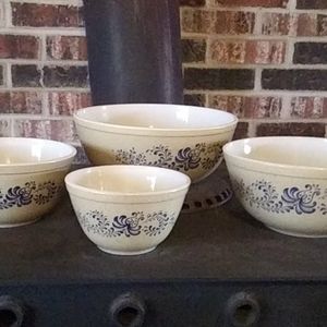 Pyrex Homestead Set Nesting bowls 4 Pc